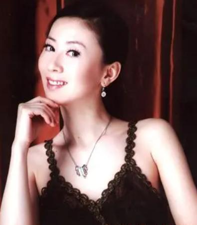 人体模特汤加丽：与丈夫离婚，遭父亲嫌弃，46岁再给父母添心病