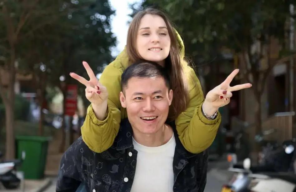 乌克兰美女嫁中国小伙七年变化,河南小伙24年前迎娶乌克兰美女