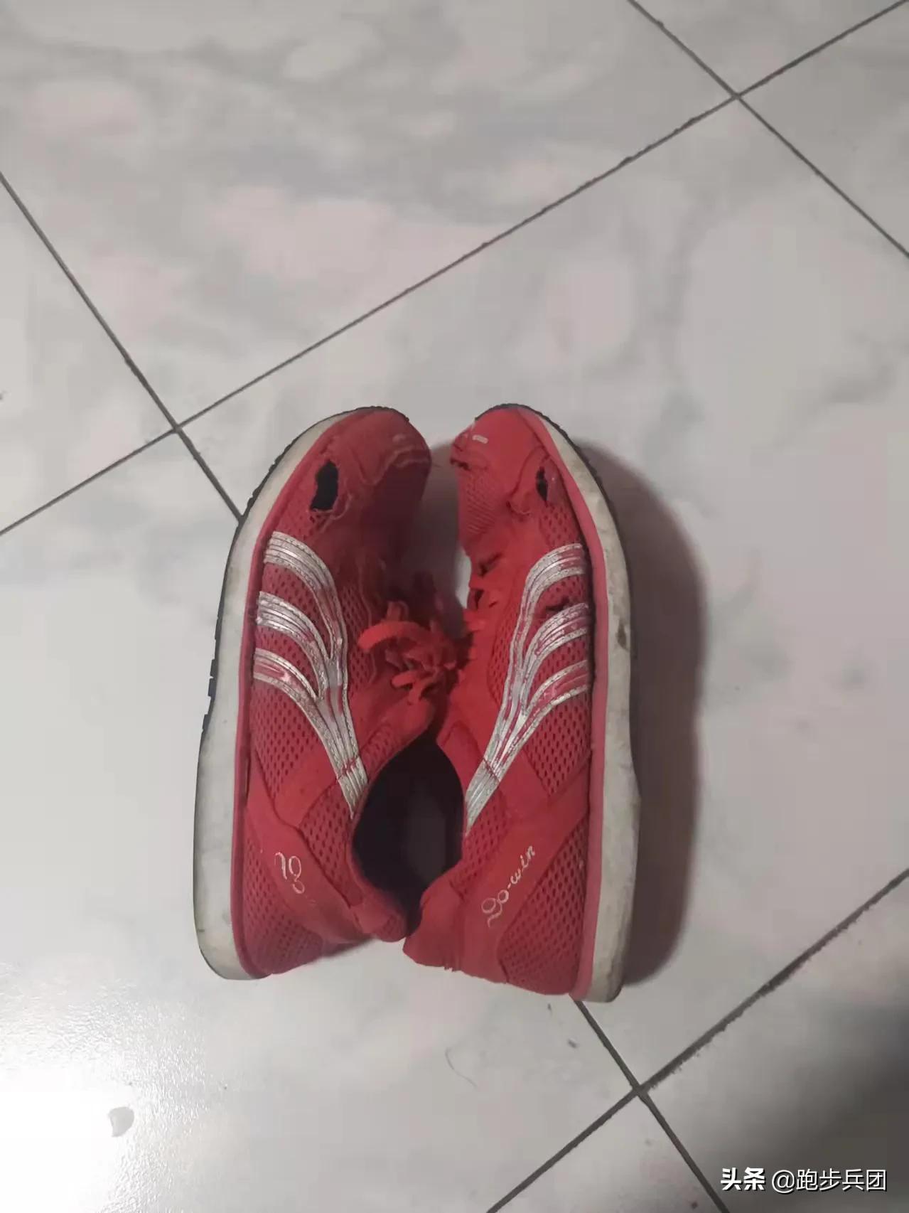 多威的一双碳板跑鞋,911跑鞋真实测评