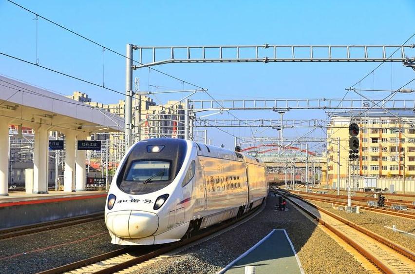 高铁在工作时，个小时用掉9600度电，那运行中的高铁是如何供电呢