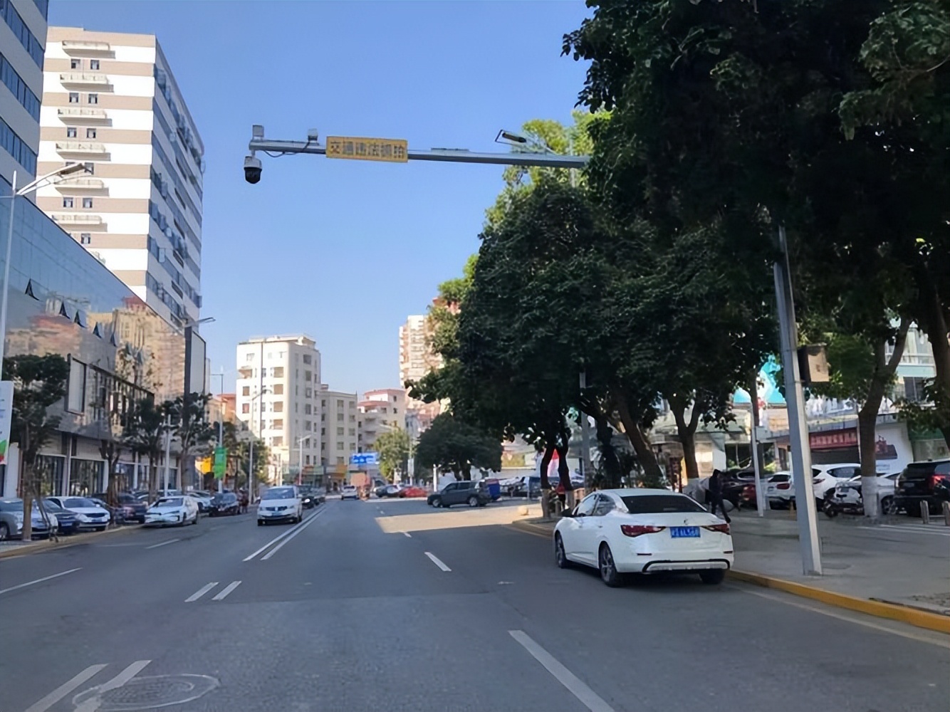 哪种情况电子眼会一排连续闪烁,抓拍电子眼闪两下是什么意思