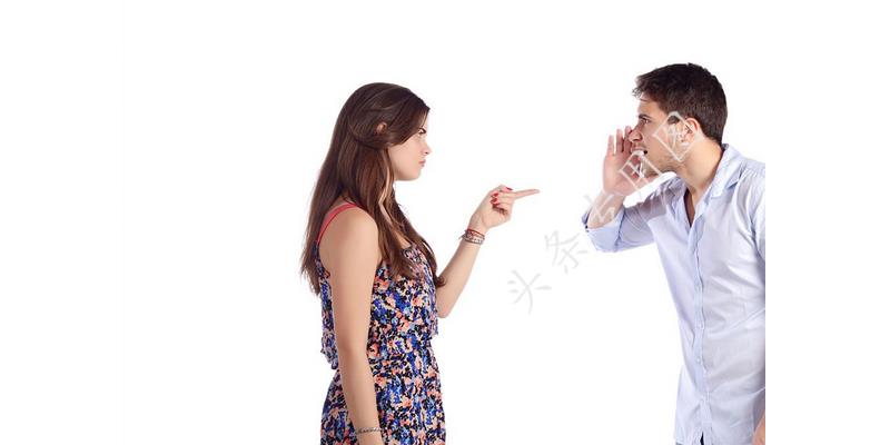 貌美女子与男闺蜜车震被丈夫堵车上，被路人围观，直接离婚