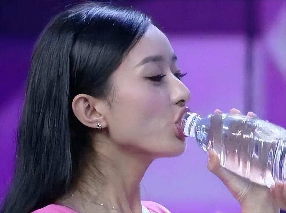 杨幂谍战跳舞,杨幂采访视频揭秘娱乐圈