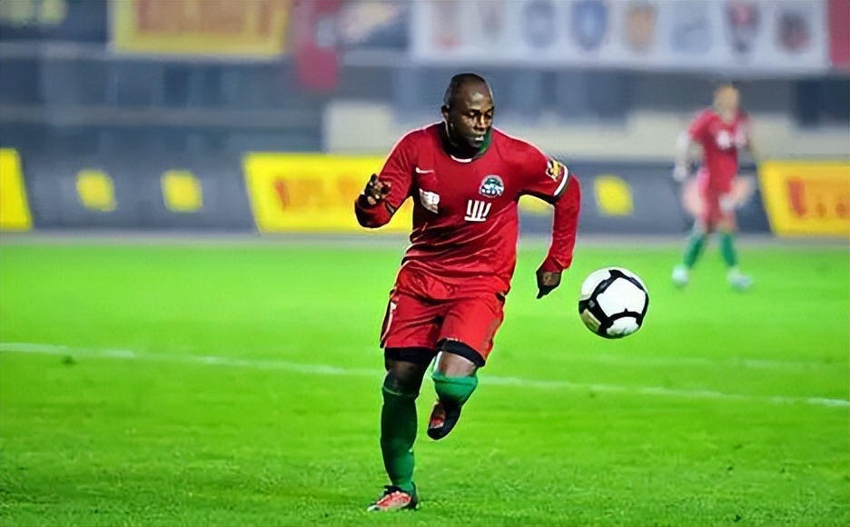 他是非洲归化前锋，帮助波兰冲进世界杯，河南球迷的“霹雳贝贝”