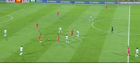 走着踢VS跑着踢！国足被吊打偷到一分，控球率26%体现全方位差距