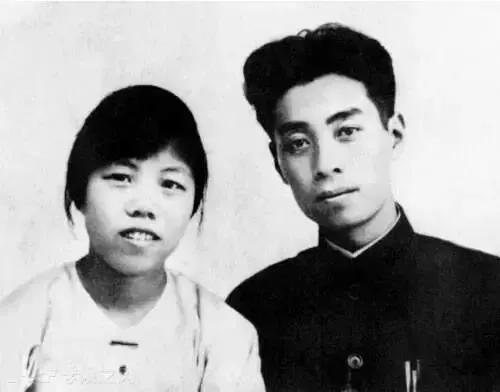 “为了你，我相信有来世”，周恩来和*颖超邓**的爱情神话