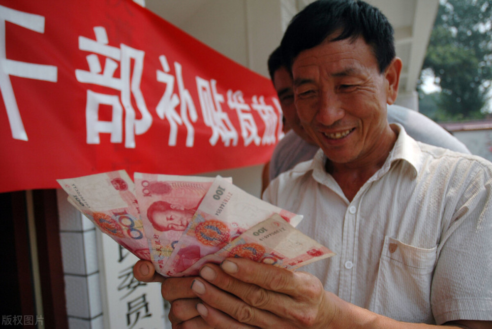 最新村干部工资待遇标准表,2023年村干部工资上调的新闻