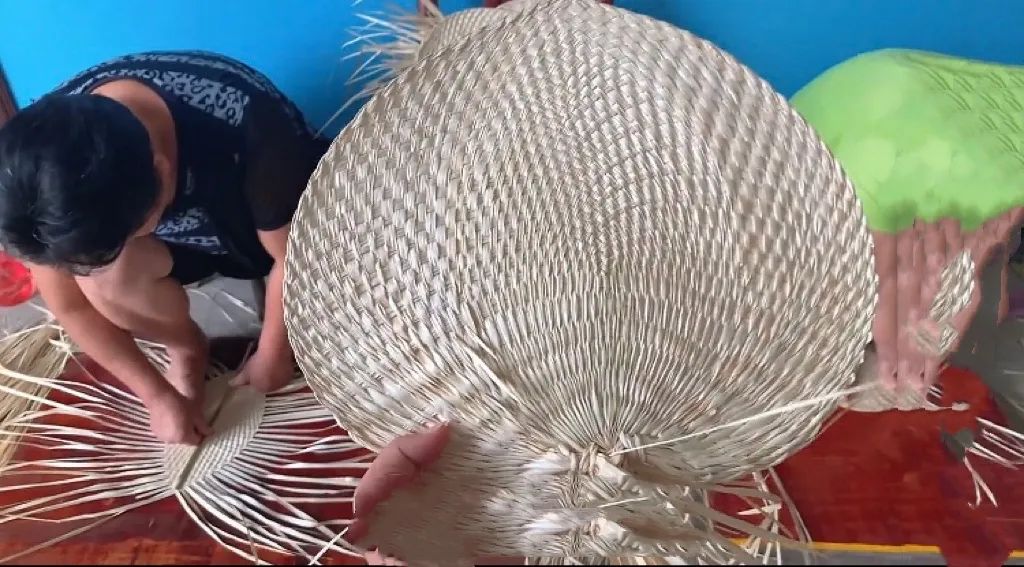 湖南小伙卖3000多个老蒲扇，做一个被抢一个，订单翻倍