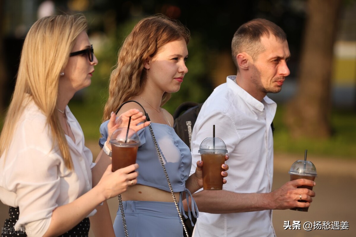 女性是否拥有捂衣自由？金星：穿了就大大方方地露出来