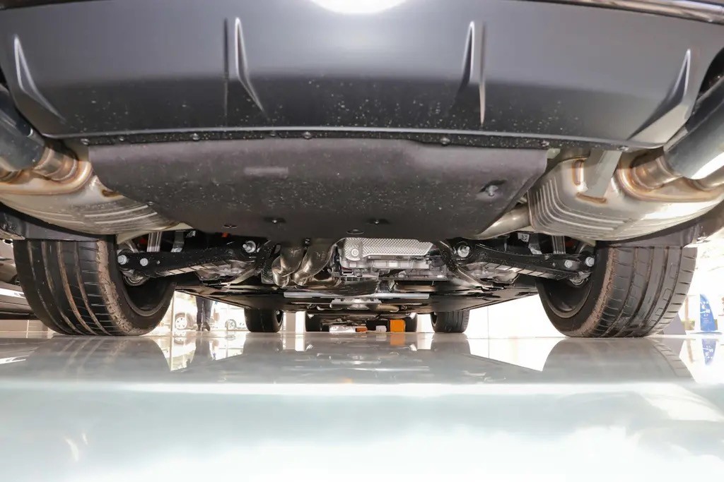 号称西装暴徒，配4.0TV8发动机，4秒破百，带你体验奥迪S8