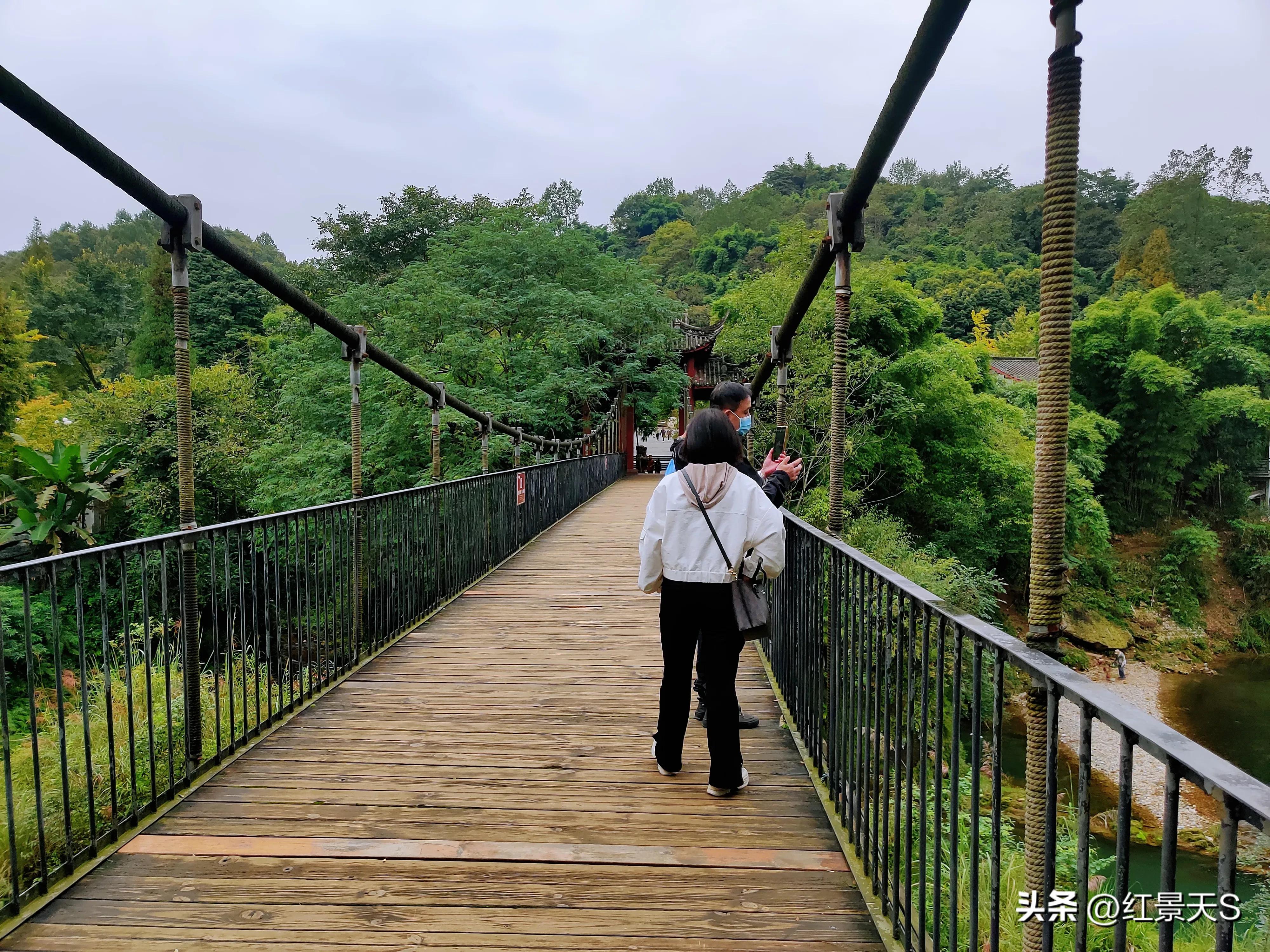 寻古幽访的千年古镇,街子古镇银杏广场御龙桥
