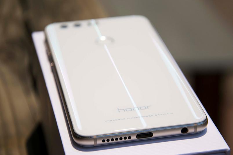 电子怀旧之旅（23）-“花漾”背板的先驱者-华为荣耀8