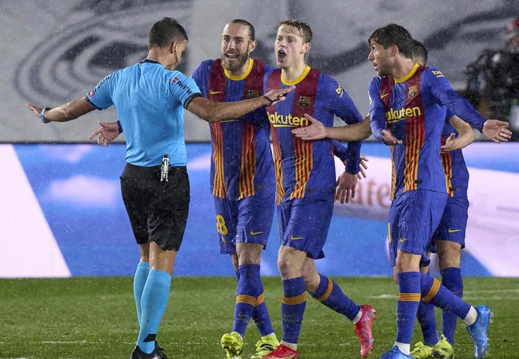 大雨中的足球比赛名场面,大雨足球比赛解说