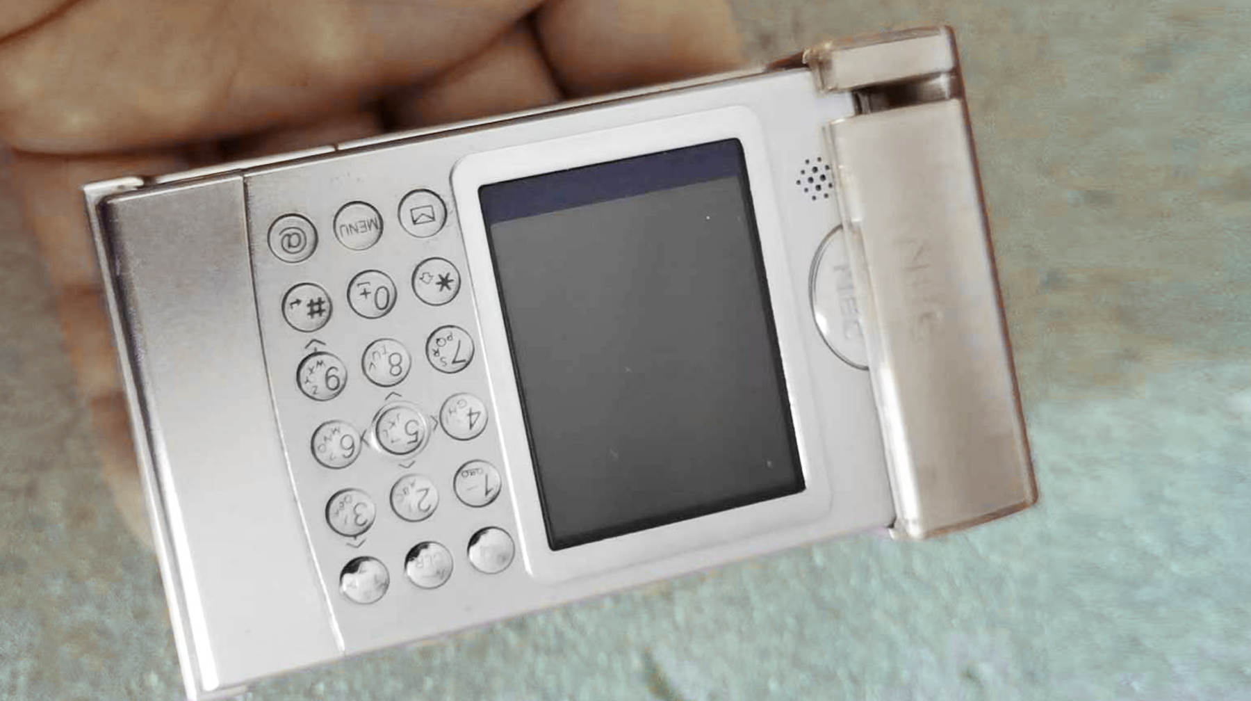 全金属机身带背夹电池，体验一款旧功能手机，这些设计很有前瞻性