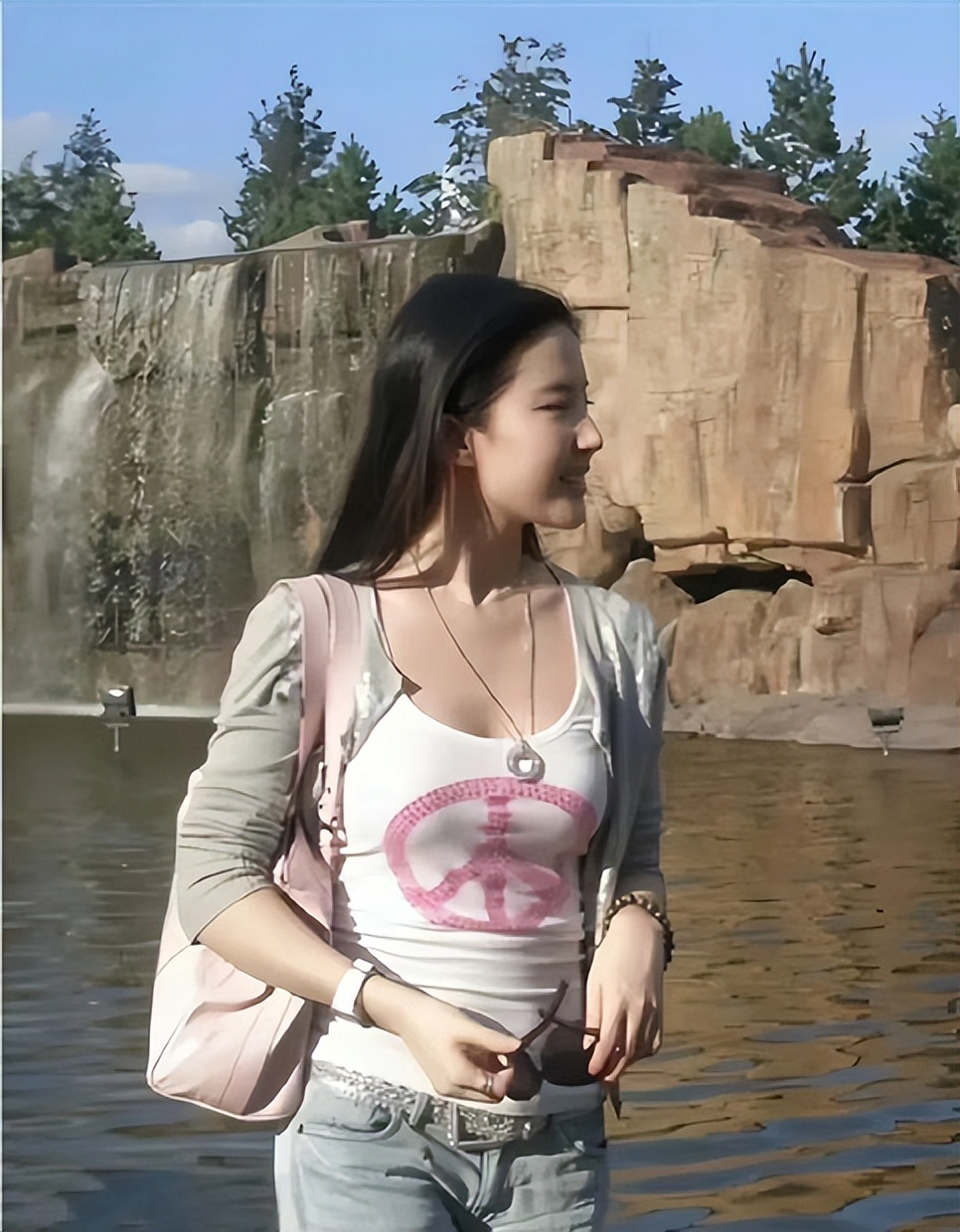 15岁的刘亦菲满脸孩子气,16岁的刘亦菲颜值巅峰