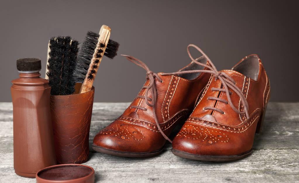 鞋子两边磨脚怎么办小窍门,鞋子小了怎么弄才不磨脚