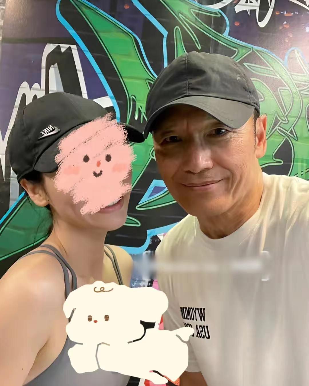 苗侨伟定居加拿大曝近况！携妻子惬意吃大餐，仍高大儒雅不似64岁