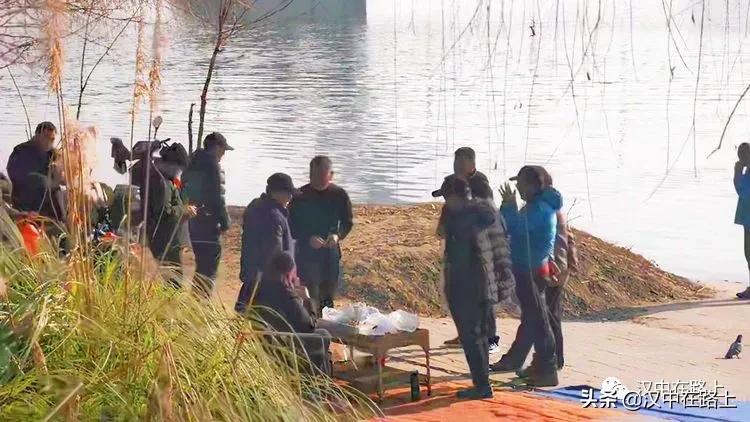 冬泳爱好者低温中畅游泳,泳者无所畏惧