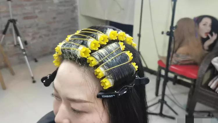 减龄蓬松卷烫,修饰脸型蓬松烫的卷法