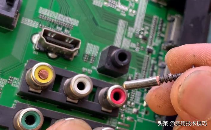 电视机av线断在插孔里了怎么办,电视盒子av线怎么接电视机