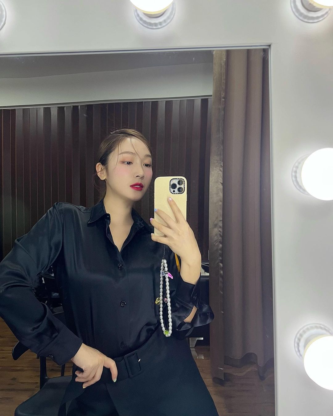 把头发都弄乱了,把头发稍微弄卷一点