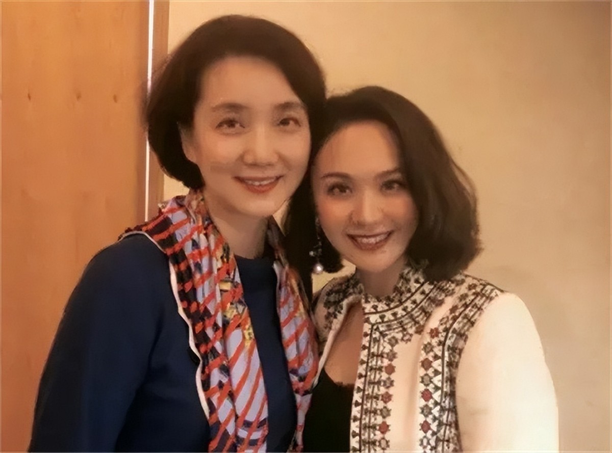 央视90后新闻联播主持人,中央台新闻联播女主持人飙泪