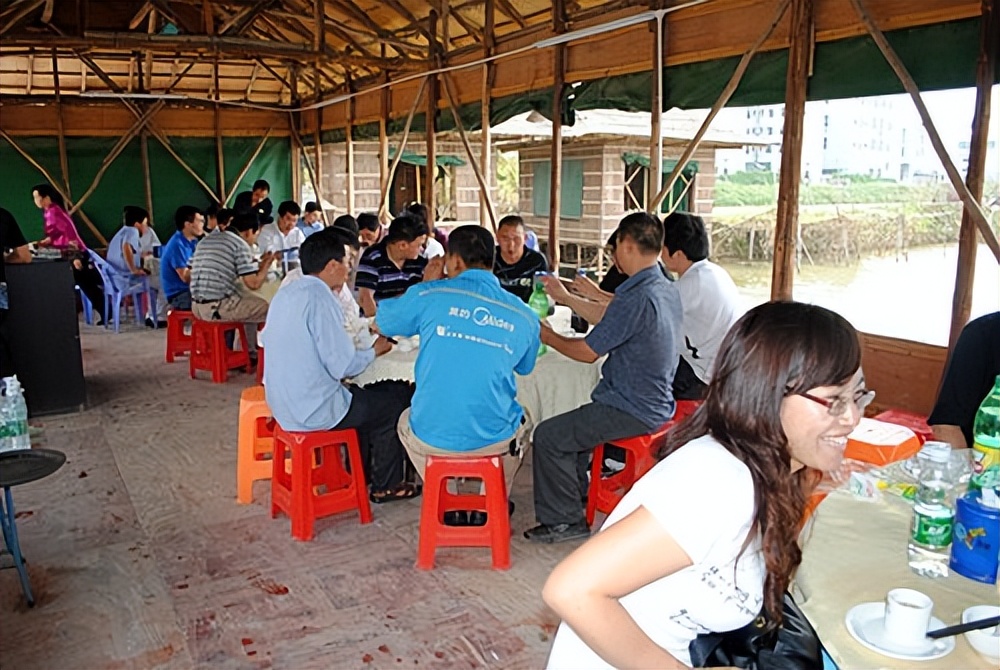 国庆期间,四川一家3口到辽宁农家乐,点了“6菜1酒”只花了230块