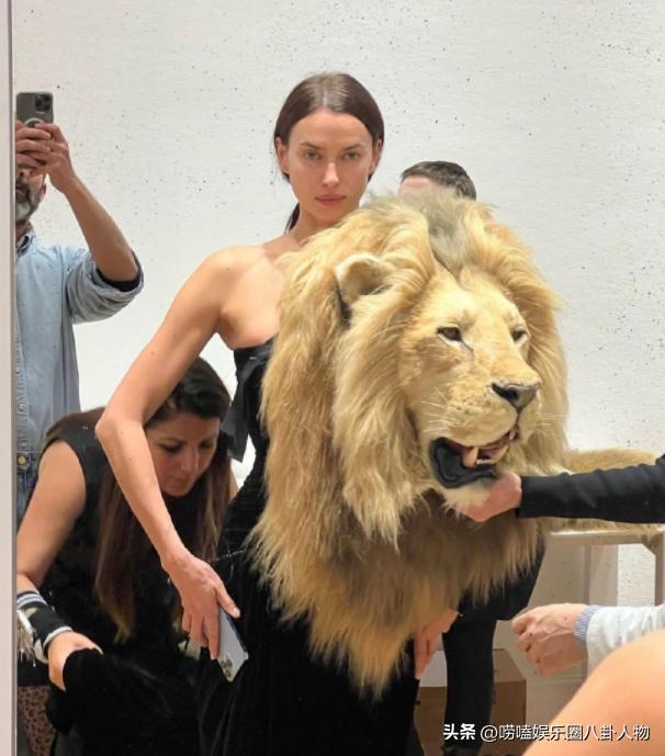 37岁伊莲娜吊打卡戴珊家金小妹，肩抗狮子头好轻松，自己赚钱真爽