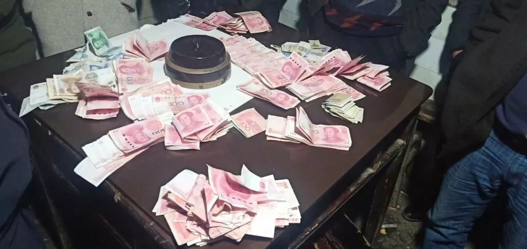 男子杀害前妻后本想*焚自**，结果烧到裆部受不了，跳进水中成功自救