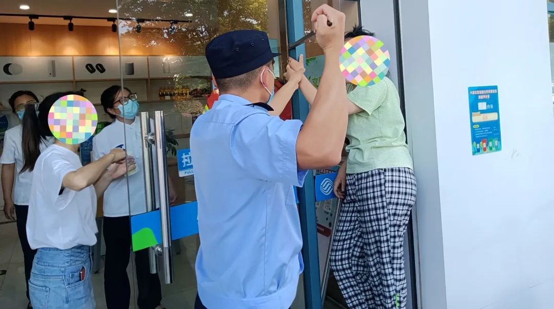 玻璃门咬口了怎么办,玻璃门夹人怎么处理