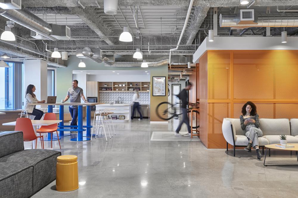 红蓝渐变手机游戏开发公司基辅办公设计欣赏