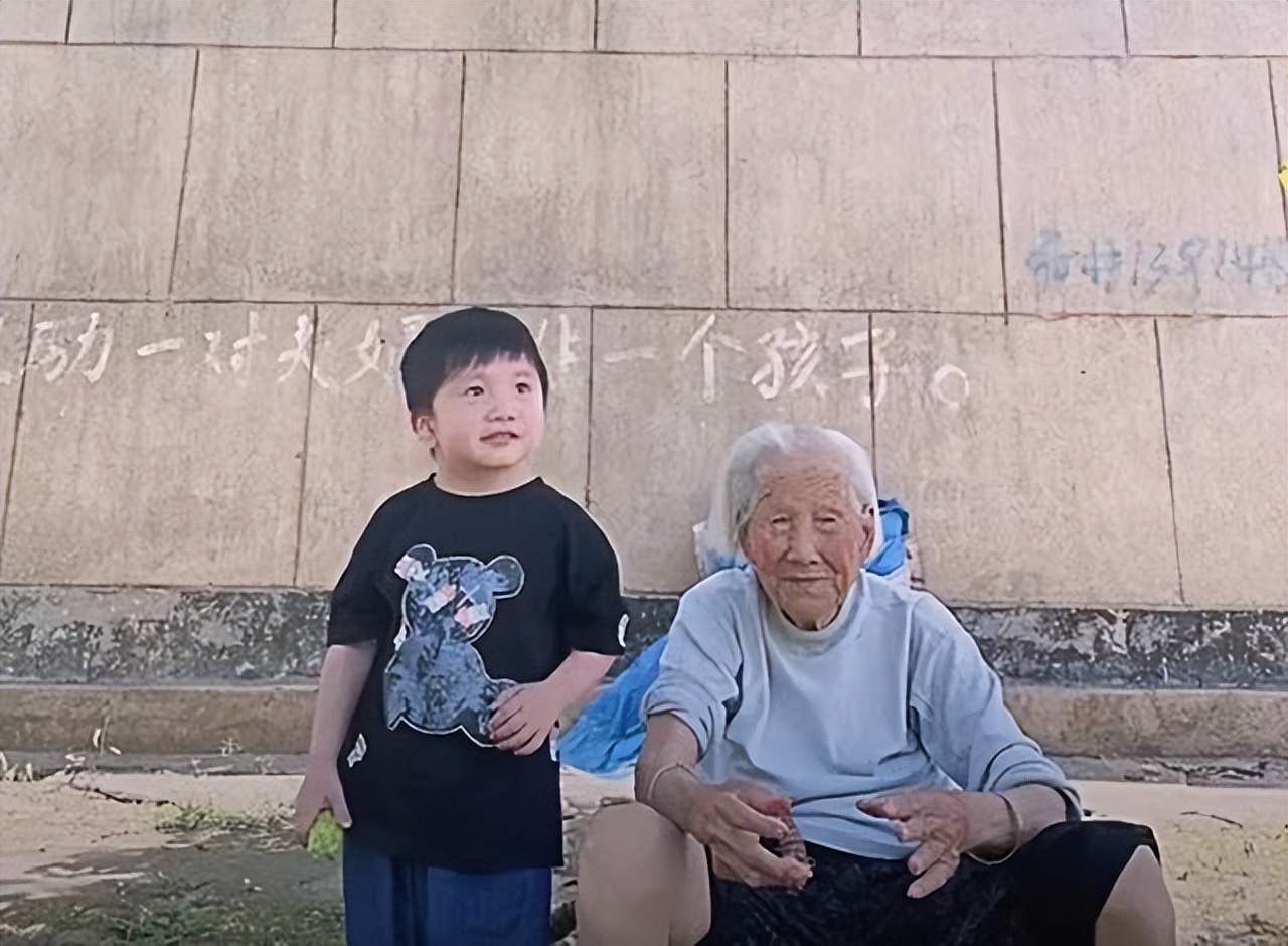 江苏，晚辈给102岁独居老人送中秋礼，却被“关”门外礼品摆一地