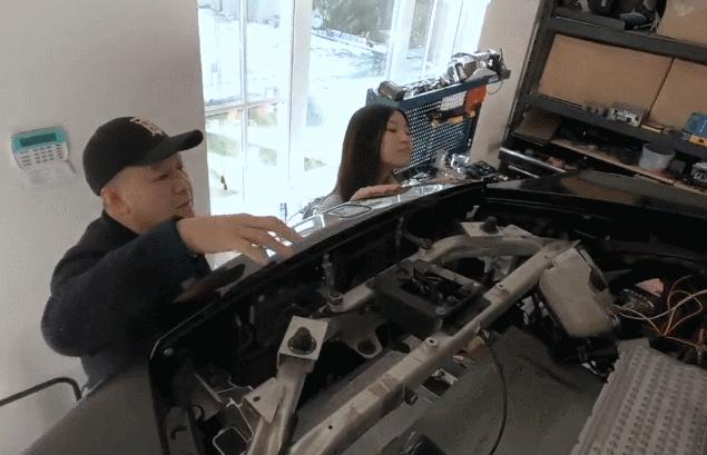 女儿不爱坐劳斯莱斯！华人男子花4年把它改成电动车