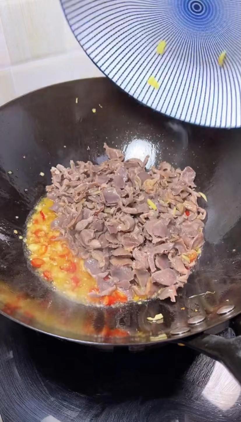炒不辣的鸡胗的方法,辣椒炒鸡胗肝的做法