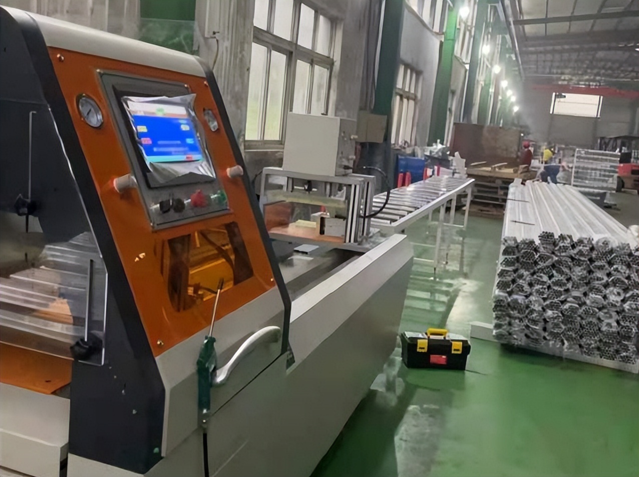 铝材切割机锯切材料在锯切过程中产生变形的问题如何解决？