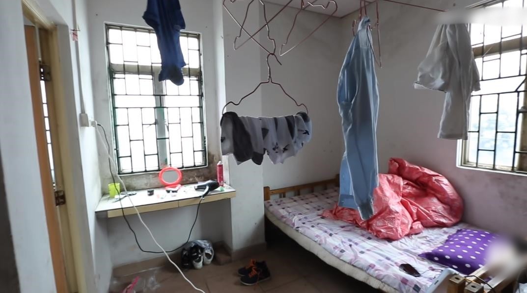 20岁小伙在工厂流水线,小伙在工厂上夜班坚持七年