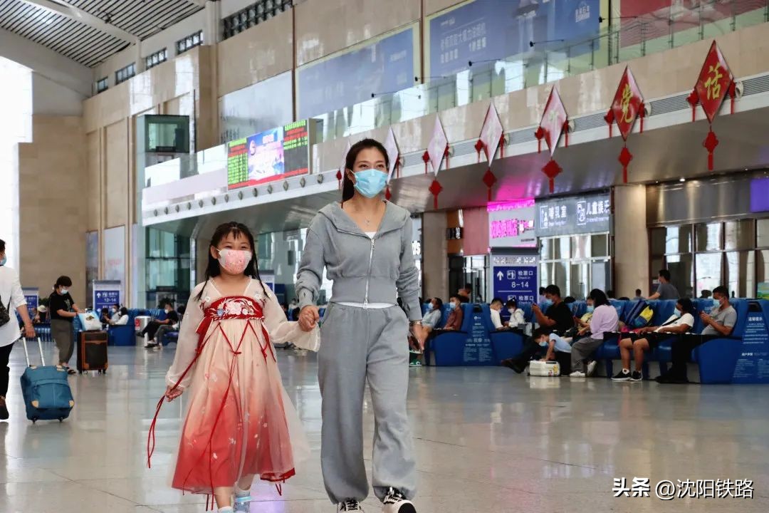 带两个宝宝坐火车孩子需要买票吗,妈妈坐火车带宝宝需要购票吗