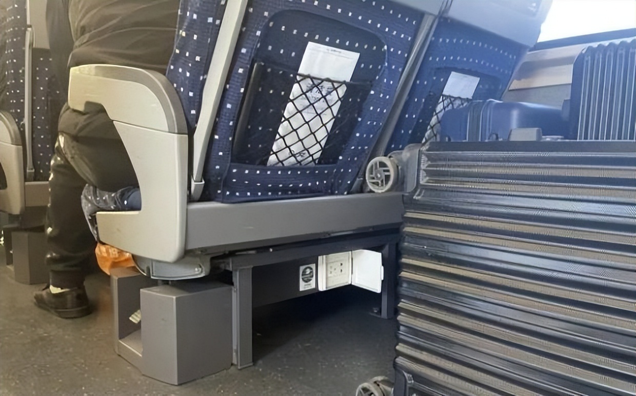 在火车上手机没电了哪里可以充电,火车上手机没电了硬座可以去哪充