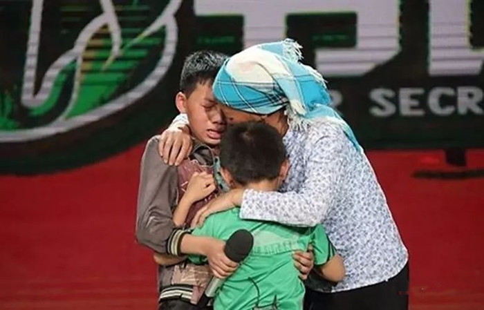 广西孤儿杨六斤现在的状况,广西孤儿杨六斤生活视频