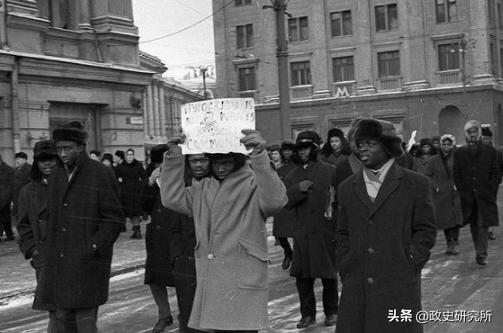 黑人留学生疯狂“*艳猎**”苏联女郎，遭苏联青年狂揍，引发黑人运动