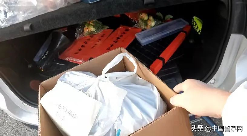 疫情防控下社区民警的坚守,疫情当前警察不退警徽闪耀党旗红