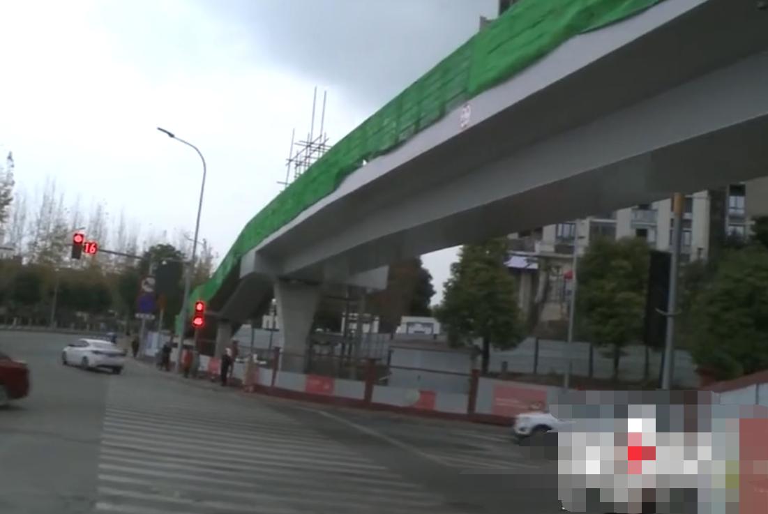 重庆一女子16000元的貂皮大衣被烧出20多个洞，对方表示愿意承担责任赔偿500元，女子：500修不好，我不要钱