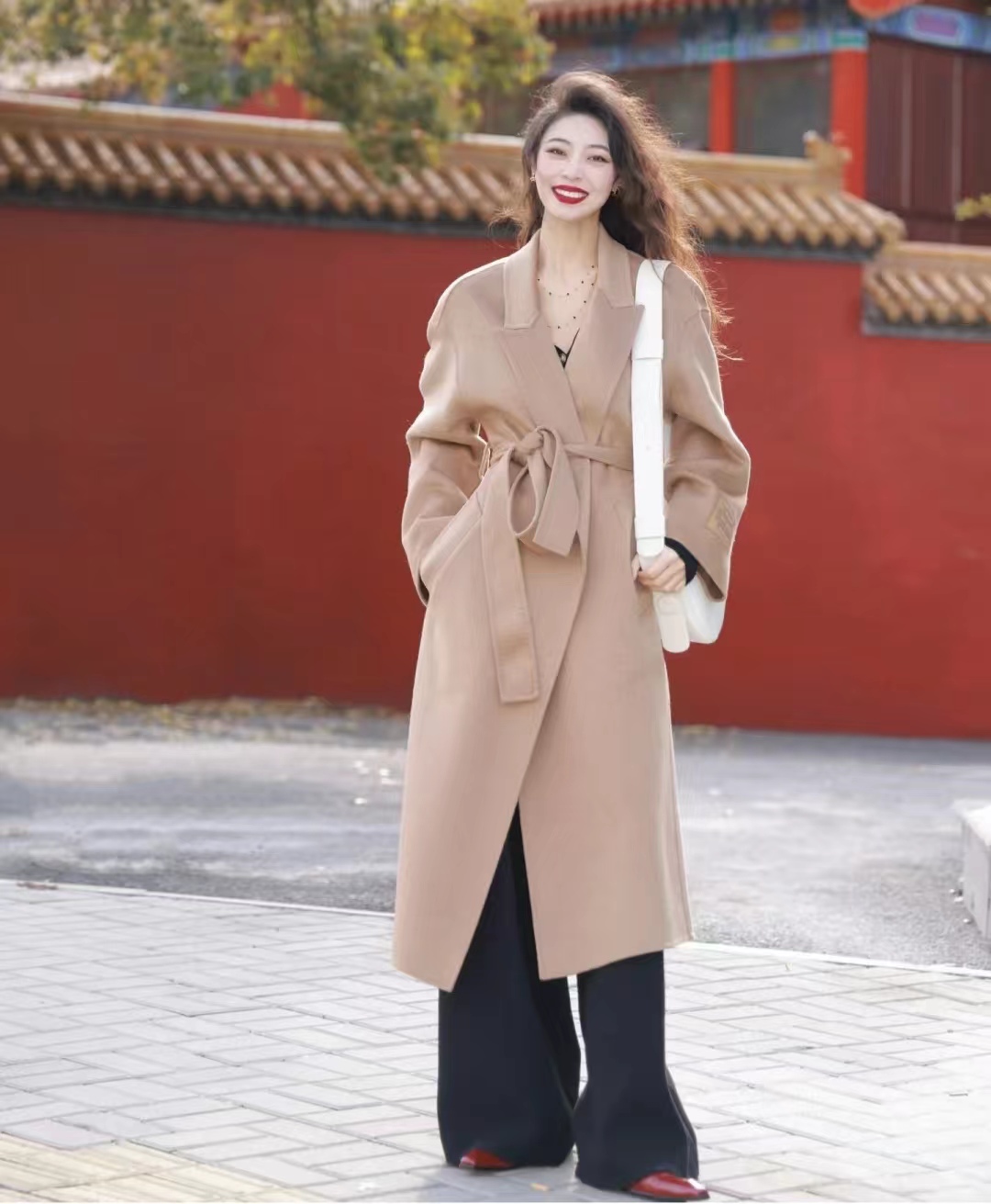 驼色大衣打底配什么颜色显高级,怎样选驼色大衣高级