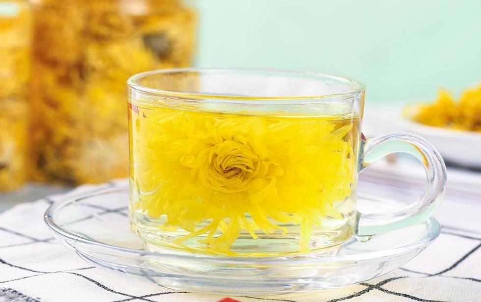 仲夏来袭，建议女性：“不食2饭，常饮4水”，气质优雅显魅力