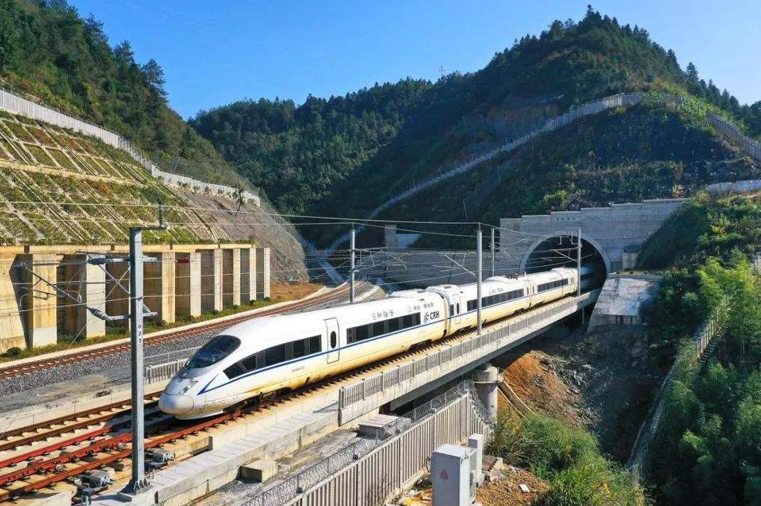 高铁上一天工作10多个小时正常吗,高铁上面工作几个小时