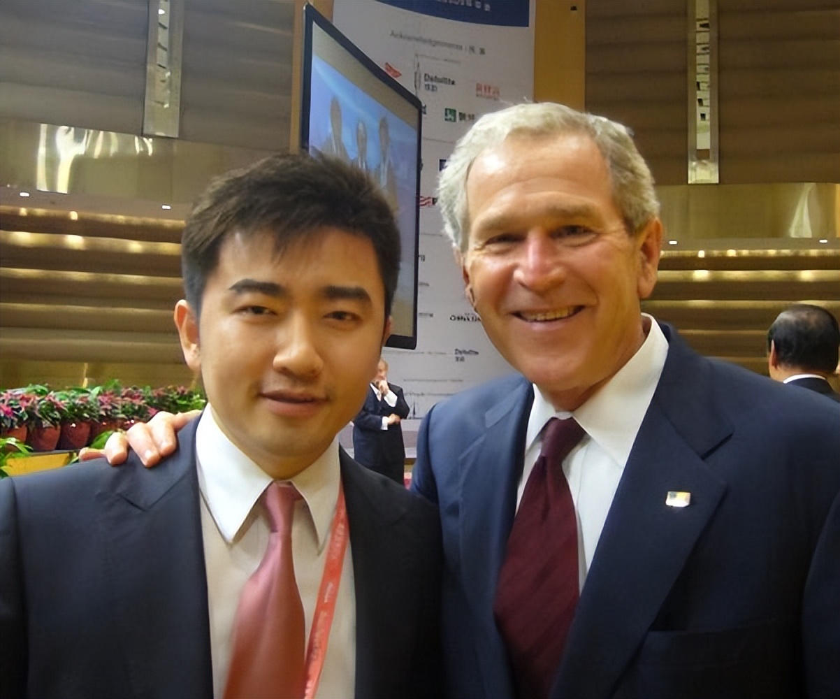 参加克林顿私人聚会的央视主持芮成钢，坐牢六年，出狱后怎样了？