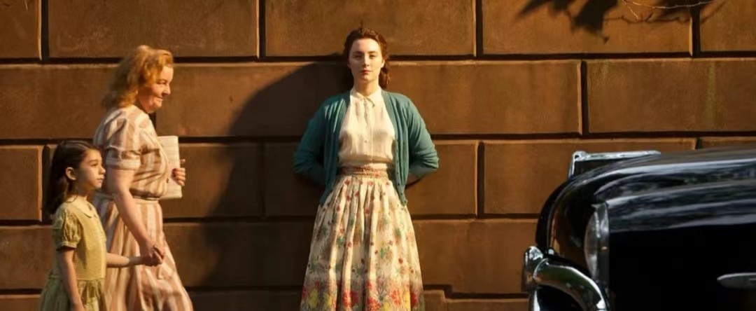 美国影片《布鲁克林》多次出现爱丽丝的定格画面有什么目的？