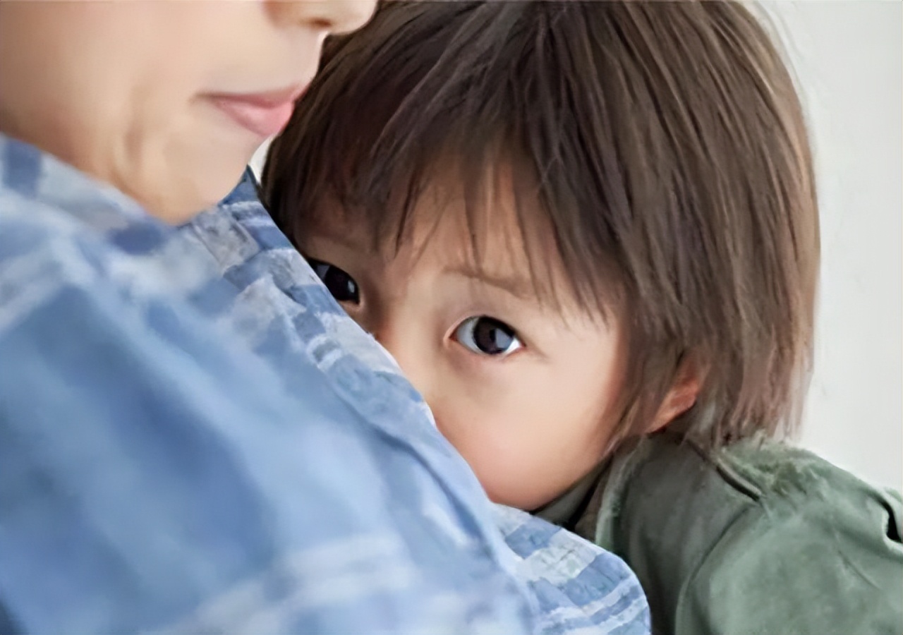 娃老是说害怕,孩子总是胆小怕黑