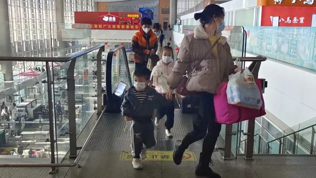 带小神兽去坐空中游览车,带神兽出行