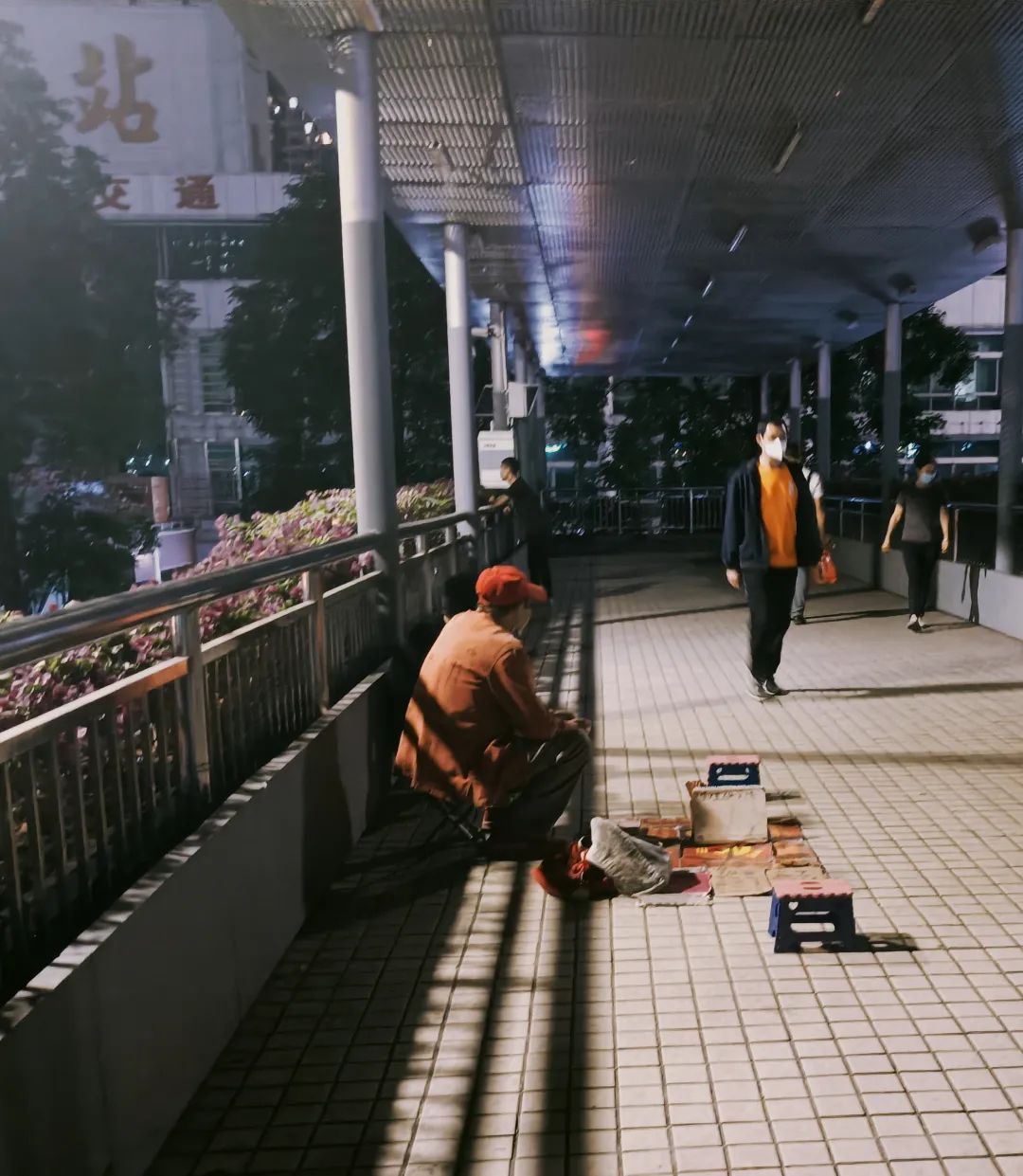 三和青年调查实录：龙华汽车站，这里是深圳最特殊的地方